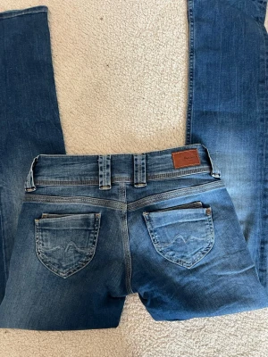 Blå bootcut jeans från Pepe Jeans - Snygga blå bootcut jeans från Pepe Jeans. w27 L32 ❤️ kom privat för fler frågor eller bilder