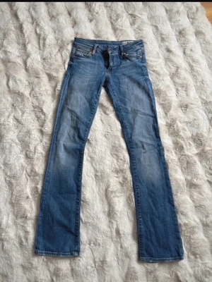 Lågmidjade bootcut jeans crocker - Låga bootcut jeans! Förstora för mig så har inga bilder me dom på. Storlek 25/32😚
