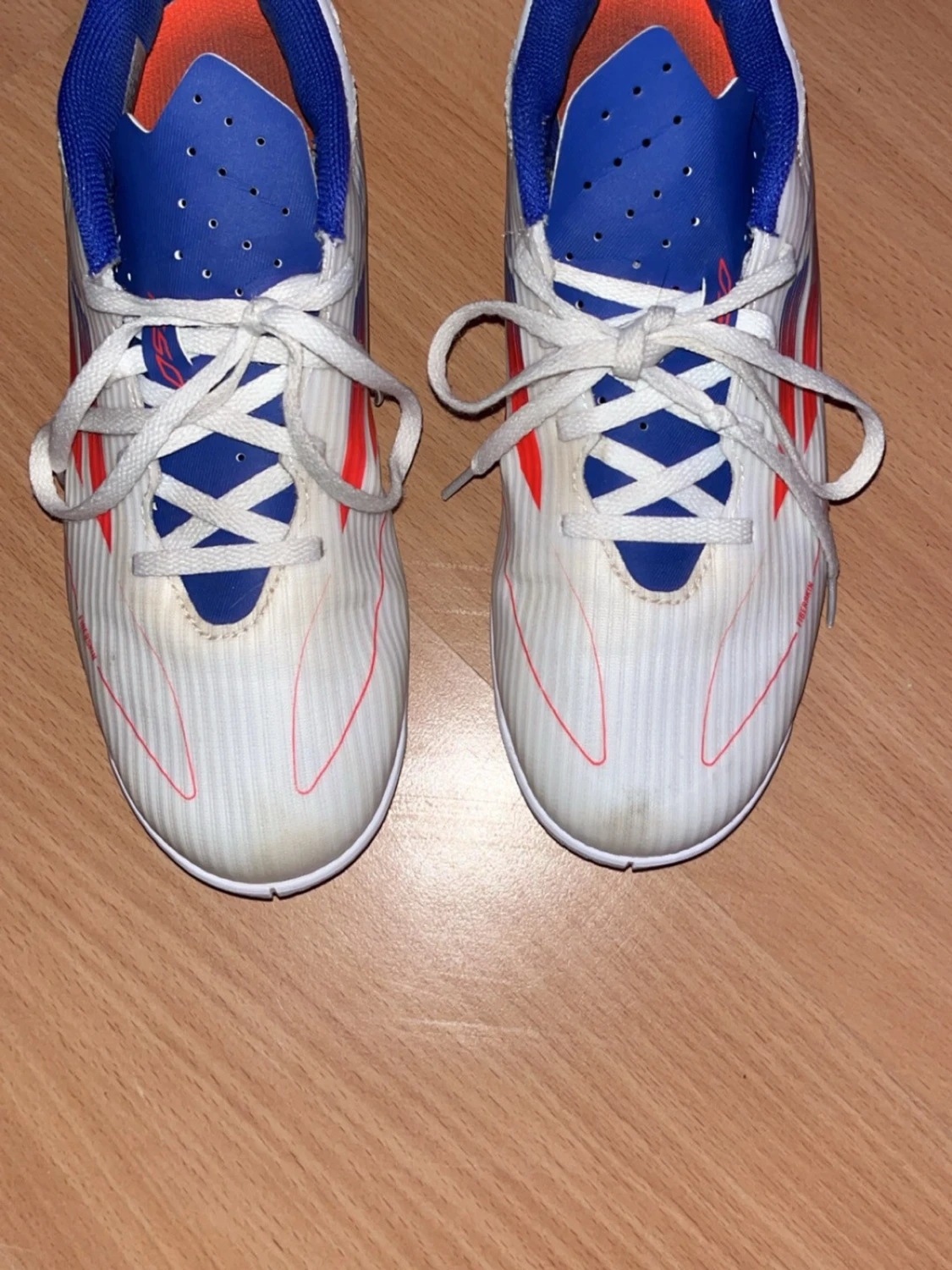 Adidas vita fotbollsskor med blå detaljer - 2