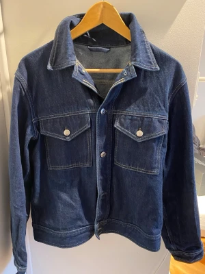 Arket - Denim Jacket - Jacka i jeans från ARKET. Jackan är ny och inte använd. Extremt bra pris redan, så går ej ned mycket!    Hör av dig i DM så hjälper jag dig där :)