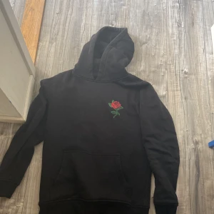 Hoddie - Köpt nyligen. Hade ganska liten passform så passade knappt mig. 