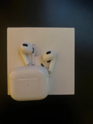 Apple AirPods Pro med laddningsetui - Säljer ett par vita Apple AirPods Pro med trådlöst laddningsetui och tillhörande USB-laddningskabel. Snygg och stilren design och kompakt fodral. Perfekt för grymt ljud och smidig anslutning till mobilen.