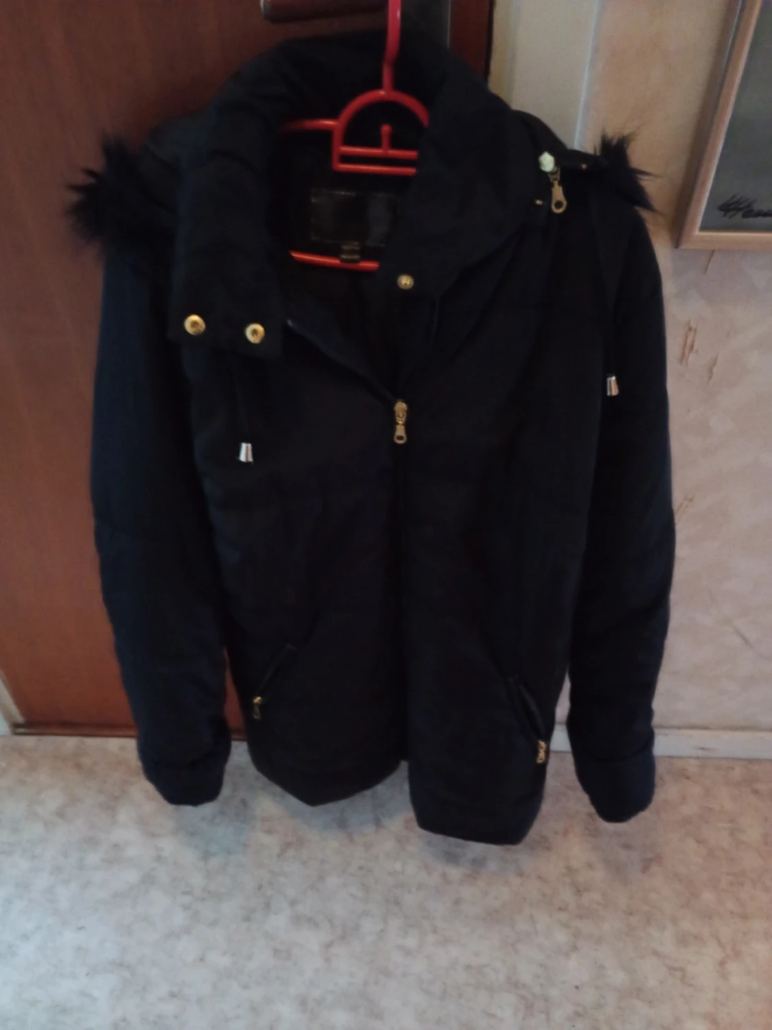 Svart pufferjacka med huva - 1