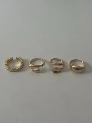 Guldringar set - 4 ringar, 3 justerbara, använda några ggr.