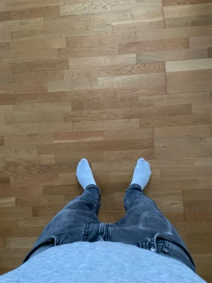 Grå slim fit jeans - Säljer ett par gråa nudie, med en mobil fade på fickan. Pris kan diskuteras 