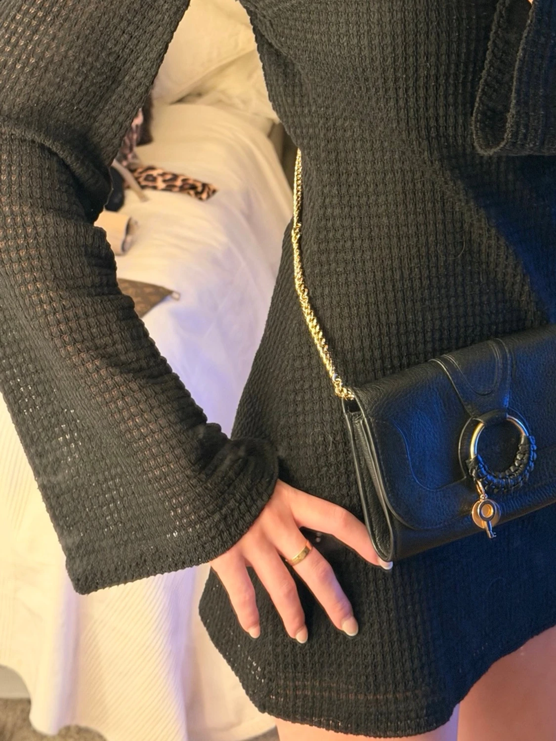 Svart kort klänning med vida ärmar - 1