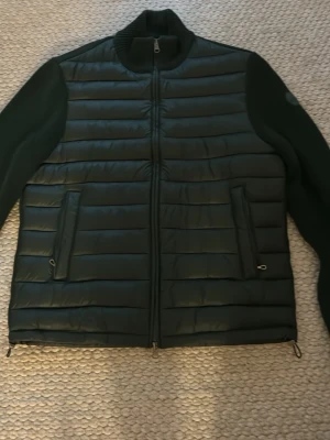 Mörkgrön pufferjacka med stickade ärmar - Colmar jacka strl 48 passar 185-190 herr i princip oanvända 