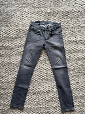 Dondup jeans - Tja säljer nu ett par Dondup jeans! Modell:- George, nya modellen med svart tag! Storlek:- 31. Skick:9/10, inga defekter allas! Om ni har några funderingar är det bara att höra av sig! 📩