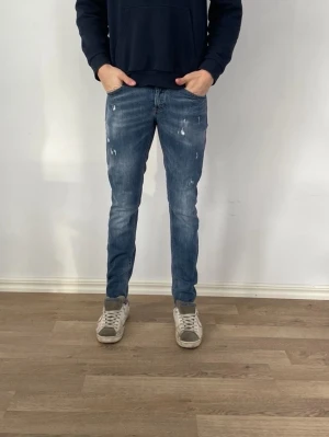 Dondup Jeans  - Säljer ett par helt nya dondup jeans för endast 699kr!                                                                             Nypris:3999kr därav väldigt bra erbjudande.             Modell: skinny fit                                                            Om ni har några frågor är det bara att fråga på!