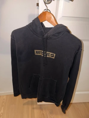 Svart Nike hoodie - Svart Nike hoodie med guldigt tryck, bra skick 