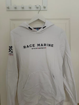 Race marine hoodie - Aldrig kommit till användning! En vit race marine hoodie. Tryck vid bröstet och ena armen. 
