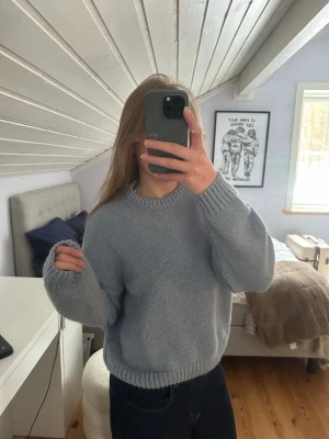 Ljusblå stickad tröja - Jätte skön och mysig ljusblå stickad tröja! Köpt second hand men förmodligen tidigare från Shein💕Ganska tunn men ändå perfekt för kyligare väder🌨️