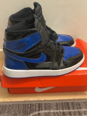 Air Jordan 1  - Säljer ett bar jorden 1s då jag inte använder dem skorna är nya, vill även på pecka att dem har ett litet märke som man kan se på den sista bilden. Skriv gärna vid frågor 