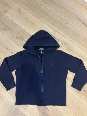 Zip hoodie, Polo Ralph Lauren  - Jag säljer en mörkblå zip hoodie från Polo Ralph Lauren. Den är i väldigt bra skick🌸