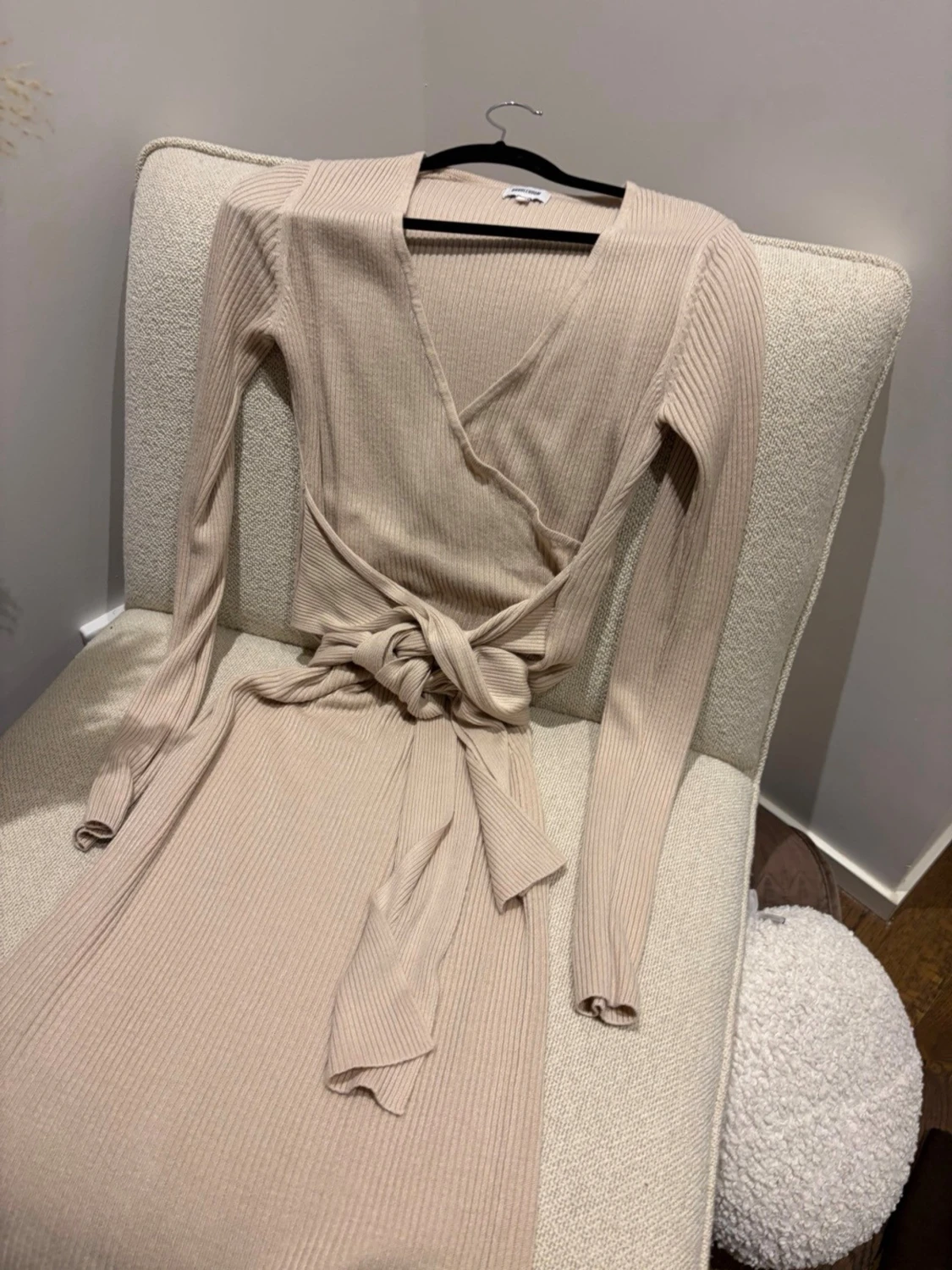 Beige omlottklänning från Bubbleroom - 3