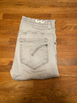 Dondup George  - Ljusgrå Dondup George | Storlek W32 | Väger runt 70kg och är 179 lång på bilden | Hör av er om ni har mer frågor | Priset är inte hugget i sten 🙌