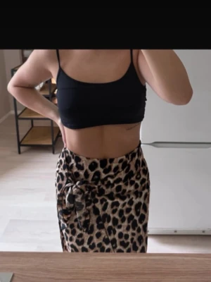 leopard kjil - kjol med knytning, samt dragkedja. använd 2-3 ggr. storlek S🤍