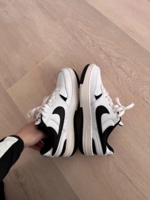Nike sneakers - Säljer mina fina skor då dom inte kommer till användning, de är endast använda 2 gånger.  Storlek 40,5 🩷ordinarie 1145kr