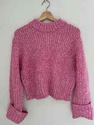 Rosa stickad tröja  - Varm rosa stickad tröja