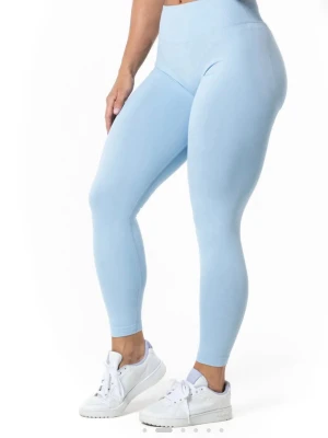 Ljusblå tights - Supersnygga ljusblå seamless leggings med scrunch och tight passform. Från RELODE, storlek L men passar s/ m . Säljer då dem inye passar mig, använda en gång💕