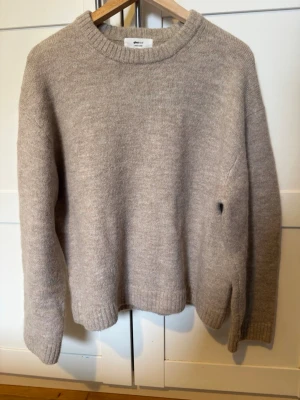 Beige stickad tröja Gina Tricot - Mysig beige stickad tröja från Gina Tricot. Endast använd 1 gång. Säljer eftersom den inte kommer till användning.