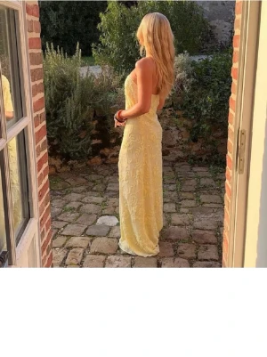 Moa Matsson x Nakd  - Säljer världens finaste sommarklänning från Moa Mattsons kollektion med Nakd. Säljes inte längre på hemsidan, hör av er vid funderingar💖