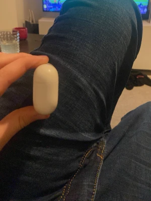 Vita Apple AirPods Pro med laddningsetui - Säljer ett par vita Apple AirPods Pro med tillhörande trådlöst laddningsetui. Snygg och kompakt design i blankt plastmaterial. Perfekta för dig som vill ha grymt ljud och smidig anslutning till iPhone eller andra Apple-enheter.