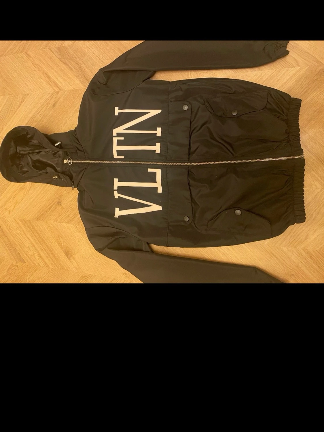 Svart vindjacka från V - 1