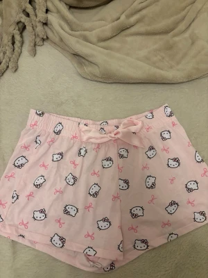 Hello Kitty rosa pyjamasshorts - Söta rosa hello kitty pyjamasshorts oanvända 