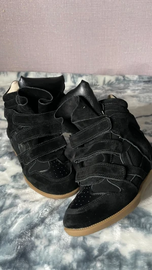 Isabel marant skor BUDA! - Letar efter bra bud! Köp ej! Skriv ett Bud så diskuterar vi priset! Högst bud får de, Startar vid 1200 och uppåt helt nya 💕oanvänd skick med dustbag och bubble wrap, ( ingen box och ingen kvitto, då jag fick de som present) Pris kan diskuteras vid snabbfär! hör av dig för mera bilder eller om du har funderingar! 