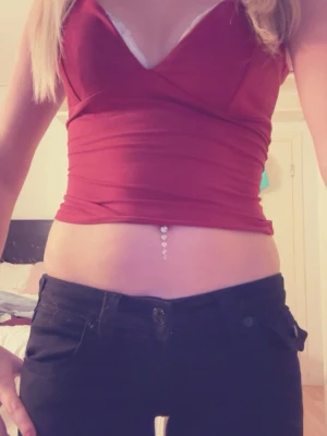 Röd croppad v-ringad topp - Röd topp från shein i storlek s-xs super  fin och använd några fåtals gånger. Den har dock ett hål på sidan som man inte märker av så mycket och kan även sys för ( om ni vill fixa det, själv är man inte så bra med symaskiner 😆)  men annars super söt topp 🩷