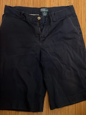 Mörkblå shorts från Polo Ralph Lauren - Klassiska mörkblå shorts från Polo Ralph Lauren snygga till Sommaren !! 