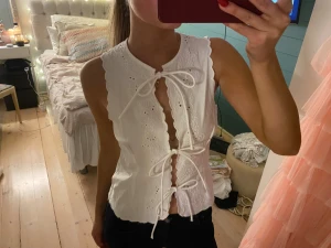 Knyt topp - Knyt topp med broderi