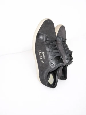 Svarta saint laurent skor - Säljer ett par feta svarta Ysl skor i storlek 41 men passar upp till ett storlek större. Skicket på skorna är runt 7,5 av 10 vilket beror på tredje bilden och att sulan är små slitet på 4 bilden vid hälen sen också att på högra skons sula är solblekt, men det syns knappt. Du får också med en dustbag men tyvärr inget box. Mitt pris är 2299 och kan sänkas vid snabb affär, kontakta mig för bilder eller för frågor, MVH/Marko