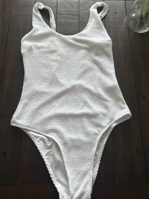 Vit baddräkt - Helt oanvänd baddräkt med djup rygg, väldigt bekvämt material👌🏻