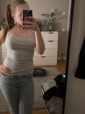 Grått linne från H&M - Enkel och snygg basic i storlek XS / 34. Mjuk och skön kvalitet ✨Passar till allt och är lätt att matcha 💕