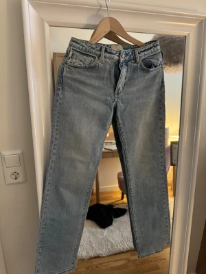 Lågmidjade jeans raka  - Säljer ett par ljusblå jeans från Neuw. Rak passform, Lågmidjade. Storlek 24. Passar mig som vanligtvis har 34/36 i byxor ❤️