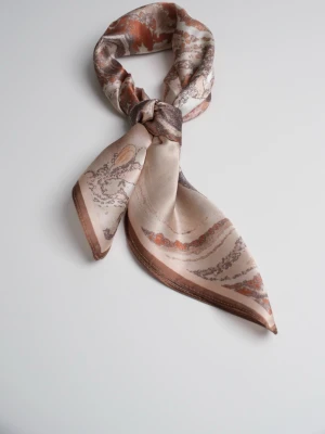 Mönstrad sidensjal i beige och rost - Snygg sidensjal från Arket med marmorerat mönster i beige, rost och bruna toner. Fyrkantig form och mjukt, glansigt material som känns lyxigt. Perfekt att knyta runt halsen eller i håret för en trendig touch.