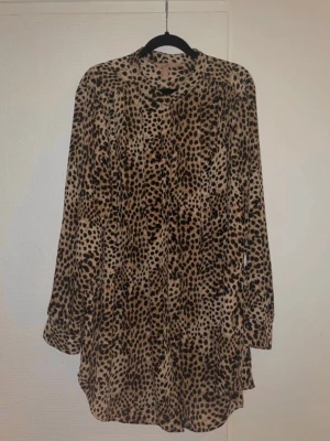Skjortklänning  - Leopardmönstrad skjortklänning i storlek XL. Väldigt sparsamt använd!   Kom gärna med bud!✨
