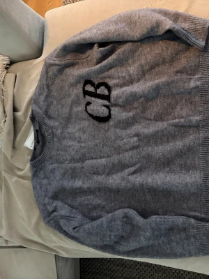 Grå tröja med CB-logga - Helt ny 