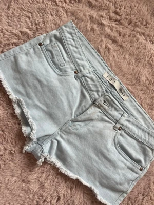 snygga shorts - helt oanvända ! 🌟