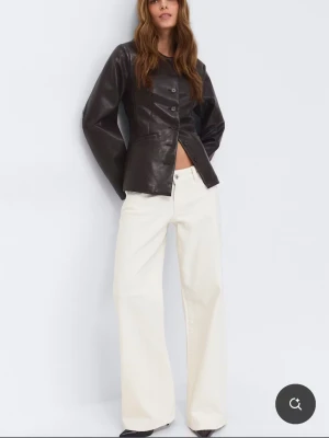 Vita jeans!!  - Säljer dessa vita jeans från Gina! Super snygga! 🥰säljer då dom är lite långa! Använda en gång! 