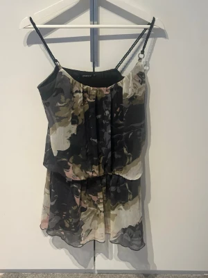 Mönstrad kort klänning/tunika från Gina Tricot - Snygg kort klänning/tunika från Gina Tricot med tunna axelband och ett unikt mönster i svart, beige, grön och rosa toner. 