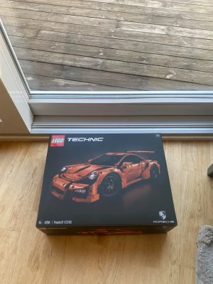 LEGO Technic Porsche 911 GT3 RS - Säljer en LEGO Technic Porsche 911 GT3 RS i orange. Byggsatsen kommer i en snygg svart låda med detaljerad bild av bilen på framsidan. Perfekt för dig som gillar bilar och teknik. Modellnummer 42056. Passar för dig som är 16 år eller äldre.
