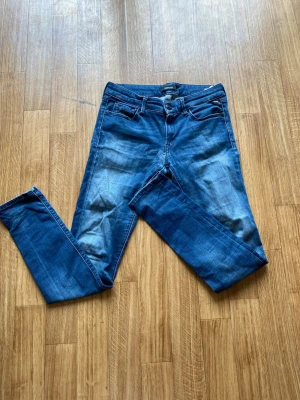 Blå skinny jeans från Only - Säljer ett par blå jeans från replay för ett mycket bra pris. Storlek w29 L30
