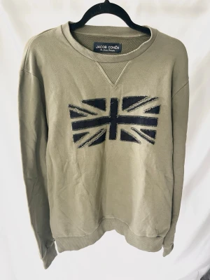 Jacob Cohën Crewneck Tröja - Riktigt fet och unik tröja från det exlusiva märket Jacob Cohën! Fint skick, inga defekter. Storlek M. Kontakta mig för fler frågor och funderingar!