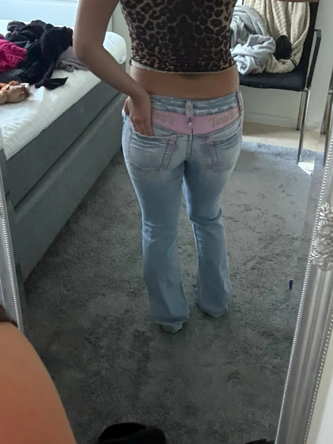 Ljusblå bootcut jeans med rosa detaljer - 2