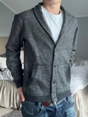 Pier One cardigan - Riktigt snygg och stilren grå cardigan från Pier One. Storleken är M.  Tveka inte på att höra av dig vid eventuella frågor och funderingar!😊✌️
