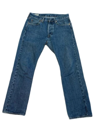 Levi's raka blå jeans - Riktigt schyssta jeans ifrån Levis. I storleken 31/30. Snygga slitningar och wash. Bara att hör av sig vid frågor eller funderingar