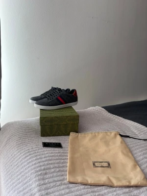 Gucci ace skor  - Tjena! Säljer ett par snygga Gucci ace skor. Det är helt nya köpta i butik! Jag köpte det för 7000kr i Stockholm NK. Allt går med förutom kvittot. Skolådan, kortet, påsen! Mitt pris 2200kr Priset kan alltid diskuteras!✅